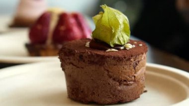 Farklı odak adlı üç kek. çikolata lav kek, çilekli tart ve krem ahududu kek