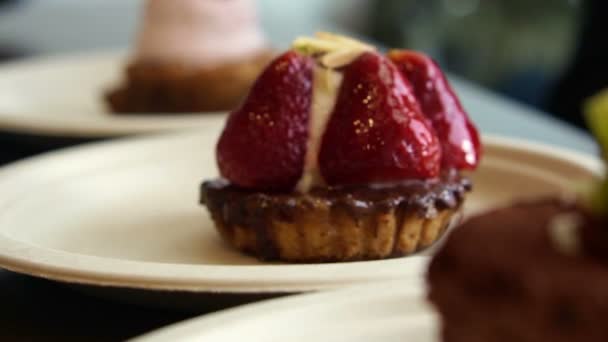 Gran pila de fresas recubiertas de gelatina roja en tarta de chocolate — Vídeos de Stock