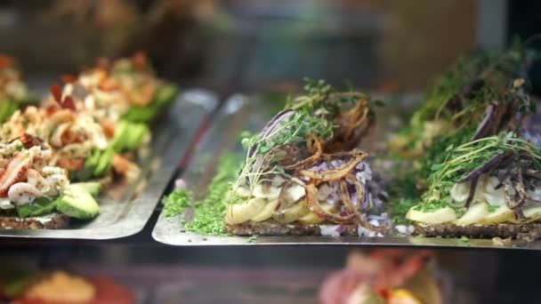На скандинавском рынке продаются восхитительные цветные сэндвичи с открытым синтезом — стоковое видео
