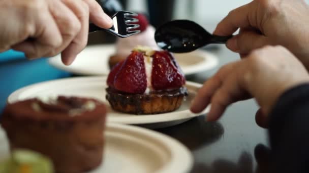 Händer och gafflar äta, skära, dela jordgubbar syrlig kaka tillsammans — Stockvideo