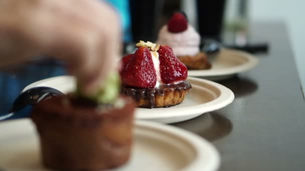 Preparación de utensilios para comer pasteles en la panadería cafetería — Vídeos de Stock