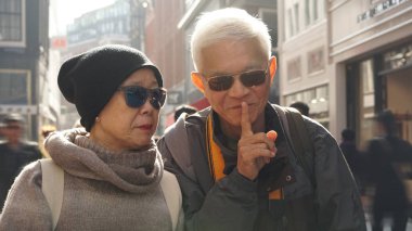 Birbirimizi alay mutlu komik Asya kıdemli bir çift. Seyahat ederken sessiz olmasını söylüyorum karısı kocası