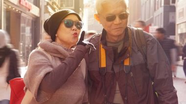 Asya kıdemli çift Europe emeklilik yıldönümünü eğleniyor 