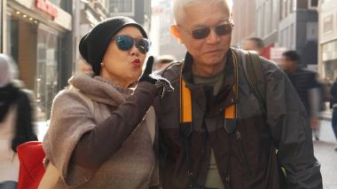 Asya kıdemli çift Europe emeklilik yıldönümü gezisi eğleniyor