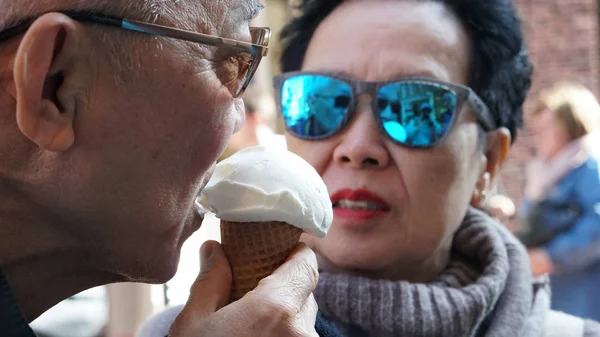 Asian senior couple enjoying ice cream during vacation holiday trip — Stock Photo, Image
