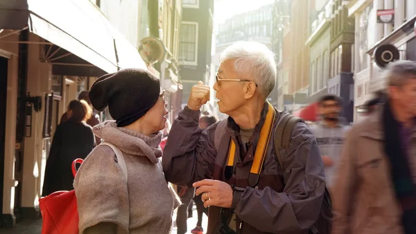 Ασιατικό ανώτερα ζευγάρι έχασε στην Ευρώπη. Το ταξίδι μετά την συνταξιοδότηση πάρει σύγχυση κατά τη διάρκεια του ταξιδιού — Φωτογραφία Αρχείου