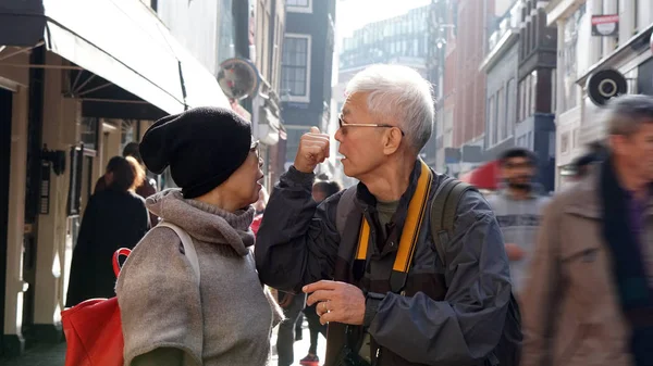 Ασιατικό ανώτερα ζευγάρι έχασε στην Ευρώπη. Το ταξίδι μετά την συνταξιοδότηση πάρει σύγχυση κατά τη διάρκεια του ταξιδιού — Φωτογραφία Αρχείου