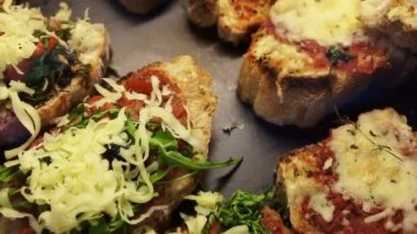 İtalyan usulü peynirli domates pizza sosu ekmek dilimi üzerinde üzerinde 