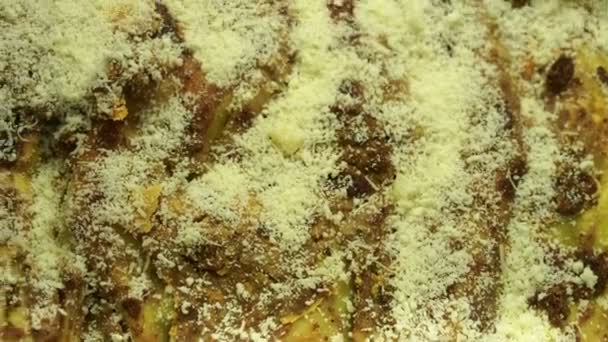 Лазанья с большим количеством сыра в печёном подносе. Типичное итальянское блюдо из пасты — стоковое видео