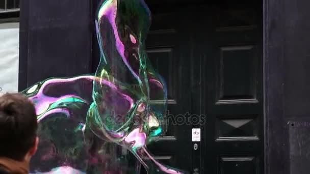 Grote soap bubble geboekt en zwevend in de lucht dan exploderen in slowmotion 120 fps — Stockvideo