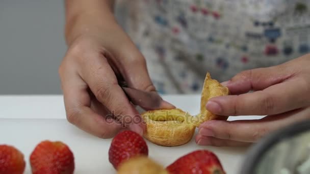 Jordgubbar grädde puffar, choux grädde, hand fyllning grädde inuti bakade bakverk — Stockvideo