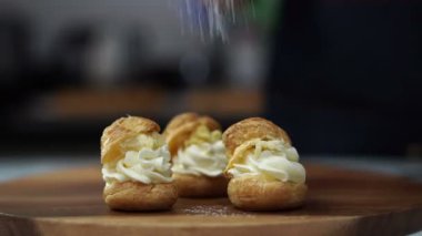 Ekmek pasta şefi tutam toz şeker choux krem puf ahşap tahta 4 k üzerinde