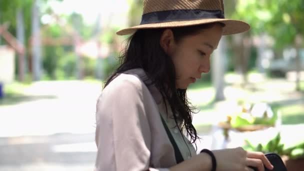 Asiatique femme à la recherche et la cueillette pour l'argent de portefeuille au marché frais 4k — Video