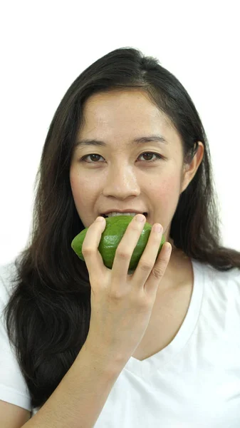 Menina asiática comendo frutas, abacate. Alimentos limpos para saúde e conceito de peso — Fotografia de Stock