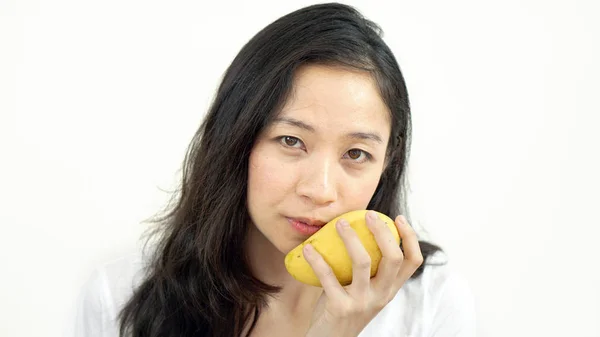 Aziatische mooie vrouw eten mango. Zomer verrukking tropische frui — Stockfoto