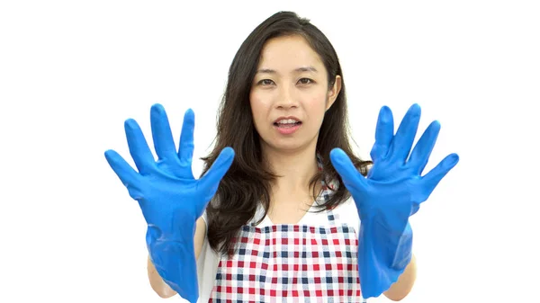 Aziatische vrouw meid verrassing doen handgebaar met het schoonmaken van de handschoen op witte isoleren achtergrond — Stockfoto