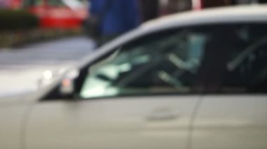 Güzel güneş kapısı ve Tokyo yaya cadde boyunca yürüyüş anonim Japon halkı atış bulanıklık