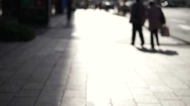 模糊镜头的匿名行走在美丽的太阳穿越和沿步行街在东京的日本人 — 图库视频影像