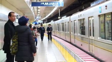 Tokyo, Japonya - Aralık 2016: metro istasyonu tren varış bekleyen Japon commuters