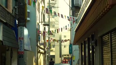 Tokyo, Japonya - Aralık 2017: Tokyo sokakta bina oturma alanı güzel sahne. Siluet ışık ana cadde arka planda bina