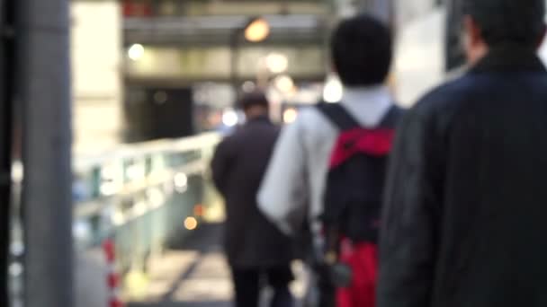 Tokyo, Japan - December 2016: Japanska folket promenader i vackra solen korsning och längs gågatan i Tokyo — Stockvideo