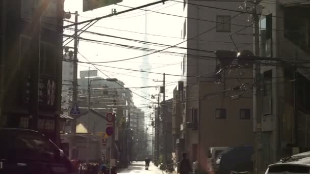 Tokio, Japonsko - prosinec 2016: Tokio sky strom jedinečný pohled prostřednictvím budov alej, novou dominantou hlavního města Japonska — Stock video