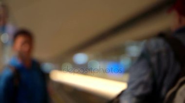 Asya backpacker adam akıllı telefon havaalanında kullanarak denetleme