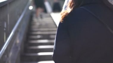 Anonim insanlar kış güneş ışığı altında Tokyo, Japonya'da yaya köprüsü yukarı ve aşağı yürüyüş