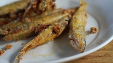 Bütün küçük balık bitki ve un ile hırpalanmış sonra derin kızarmış gevrek yapmak için. En iyi kalsiyum kaynağı