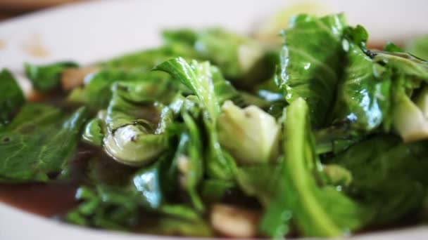 Bok choy eller kinesisk broccoli gröna vegetabiliska stek med sås i thailändska kinesisk restaurang — Stockvideo