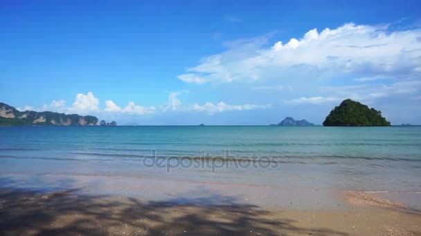 Vista de praia de Krabi, Tailândia. Cena paradisíaca tropical de oceano azul, montanha e céu — Vídeo de Stock