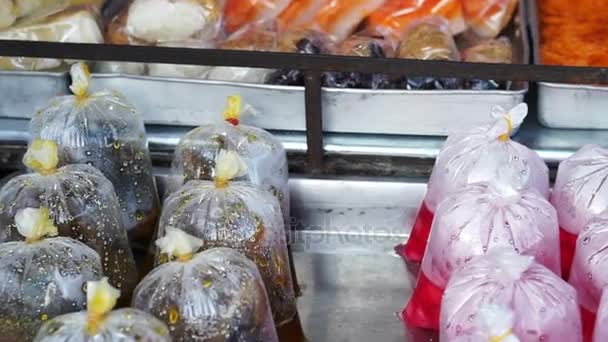 Venditore di street food tailandese in Thailandia, vendita di cibo pronto e dessert in stile tailandese in un sacchetto di plastica — Video Stock