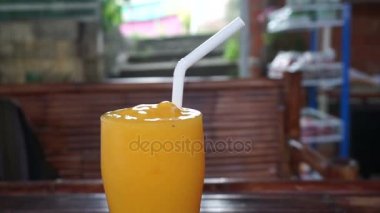 Taze tropikal mango smoothy bambu masaya içme suyu sıkmak