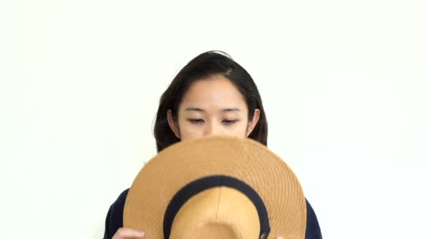 Casual yetişkin Asyalı kadın yüzünü yaz şapka arkasında saklanıyor. Onun duygu görünmüyor soyut — Stok video