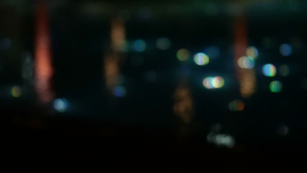 Медленным движением размывается красивый свет звездного ночного бассейна, подсвечивается оптоволоконный свет рядом с рестораном — стоковое видео