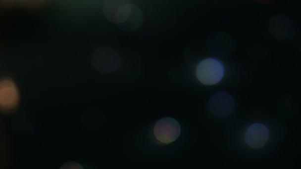Desenfoque de cámara lenta hermosa luz de la piscina de noche estrellada, iluminar la luz de fibra óptica al lado del restaurante — Vídeos de Stock