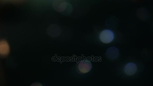 Ralenti flou belle lumière de la piscine étoilée de nuit, illuminer la lumière de fibre optique à côté du restaurant  