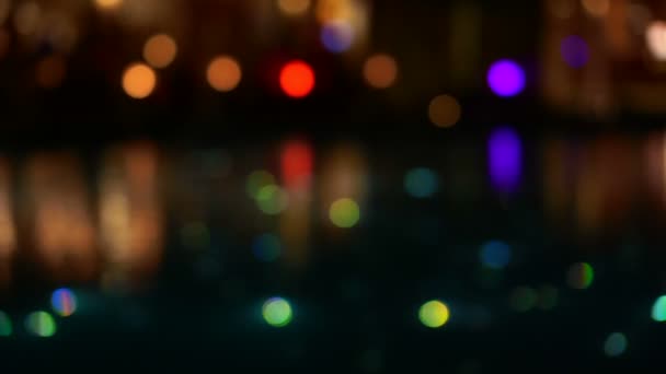 Ralenti flou belle lumière de la piscine étoilée de nuit, illuminer la lumière de fibre optique à côté du restaurant — Video