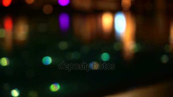 Медленным движением размывается красивый свет звездного ночного бассейна, подсвечивается оптоволоконный свет рядом с рестораном — стоковое видео