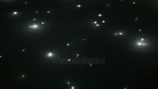 Desenfoque de cámara lenta hermosa luz de la piscina de noche estrellada, iluminar la luz de fibra óptica al lado del restaurante — Vídeo de stock