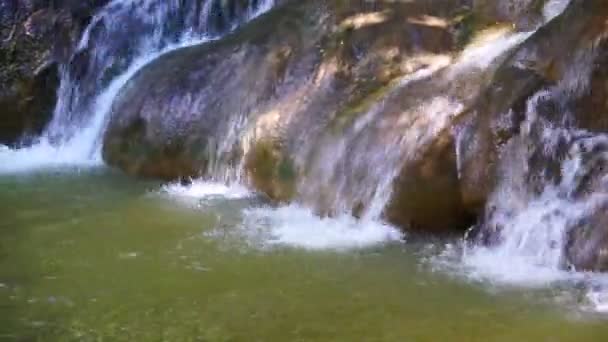 Tropischer Wasserfall und smaragdgrüner Teich. wilder Waldfluss von Krabi Thailand — Stockvideo