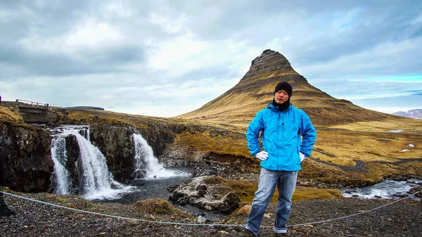 Aziatische man op iconische berg Kirkjufell van IJsland. Eenmaal in een tijd levensdoel — Stockfoto