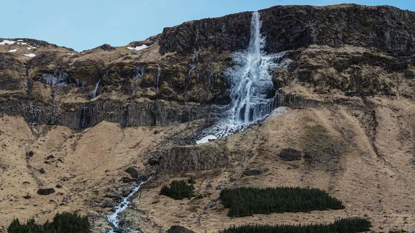Paisaje majestuoso, cascada en Islandia. Deshielo medio congelado después del invierno —  Fotos de Stock