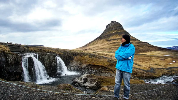 Asian man travel to iconic mountain Kirkjufell of Iceland. Once in a life time goal — Stock Photo, Image
