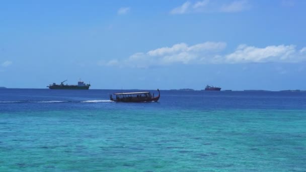 Traditional Maldives style boat sailing for tourist activities in Indian sea — Stock Video