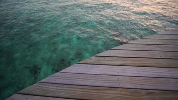 Alba sull'oceano delle Maldive. Atmosfera rilassante sulla terrazza privata della villa — Video Stock