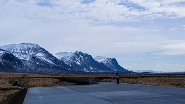 Vista del aparcamiento en Islandia. Nieve superior montaña paisaje — Foto de Stock