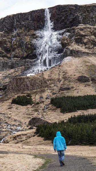 Hombre Advature escala humana con majestuoso tamaño de montaña cascada . —  Fotos de Stock