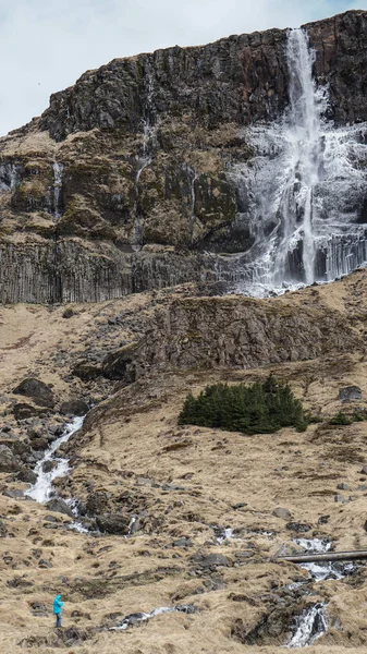 Escala de hombre con majestuoso tamaño de montaña de cascada. Qué poderosa na —  Fotos de Stock