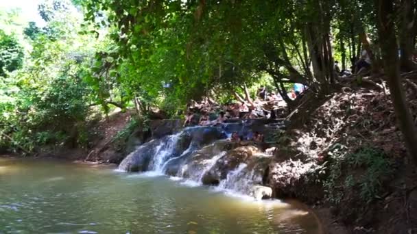 Κράμπι, Ταϊλάνδη: Μαΐου 2016 - τουριστικά παίζει στο τοπικό καταρράκτη σε Krabi. Καταπράσινη φύση τροπικό δάσος και το ποτάμι — Αρχείο Βίντεο